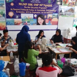 Siswa berkreasi seni di ruang kelas yang cerah.